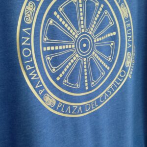 kiosko ocre sobre azul, hombre
