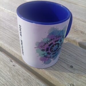 Taza de porcelana azul “Pamplona tiene estrella” inspirada en la estrella del kiosko de la Plaza del Castillo, Pamplona. Blue porcelain mug “Pamplona Has a Star” inspired by the Plaza del Castillo star in Pamplona