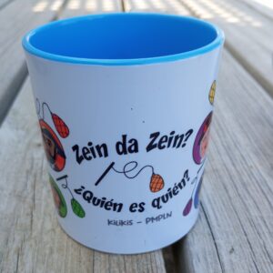 Taza de plástico con diseño de los Kilikis “Quién es Quién”, incluye Caravinagre, Verrugas, Kiliki Patata, Kiliki Barbas y Coletas, apta para microondas y lavavajillas. Plastic mug featuring the “Who is Who” Kilikis design, including Caravinagre, Verrugas, Kiliki Patata, Kiliki Barbas, and Coletas. Microwave and dishwasher safe.