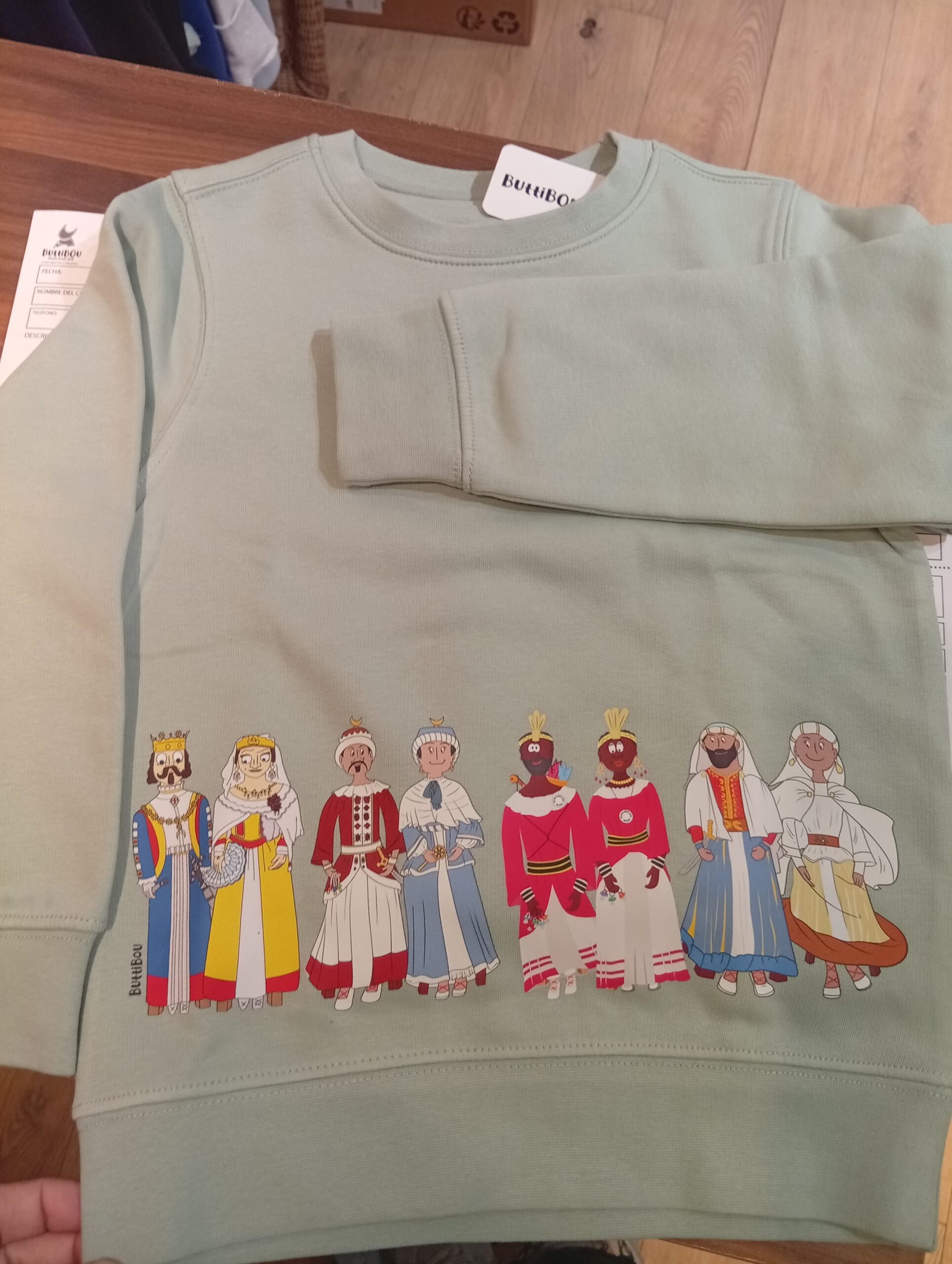 Tus gigantes favoritos , siempre contigo!  Sudadera infantil ¡ Aupa los Gigantes! de ButtiBou Pamplona, con estampado de la comparsa de gigantes de Pamplona en colores alegres, diseño divertido , original y tradicional , sudadera cómoda y cálida para los niños. Ideal para regalar y delebrar San Fermín. diseño exclusivo de moda infantil con estampado de los gigantes,perfecta para regalos locales