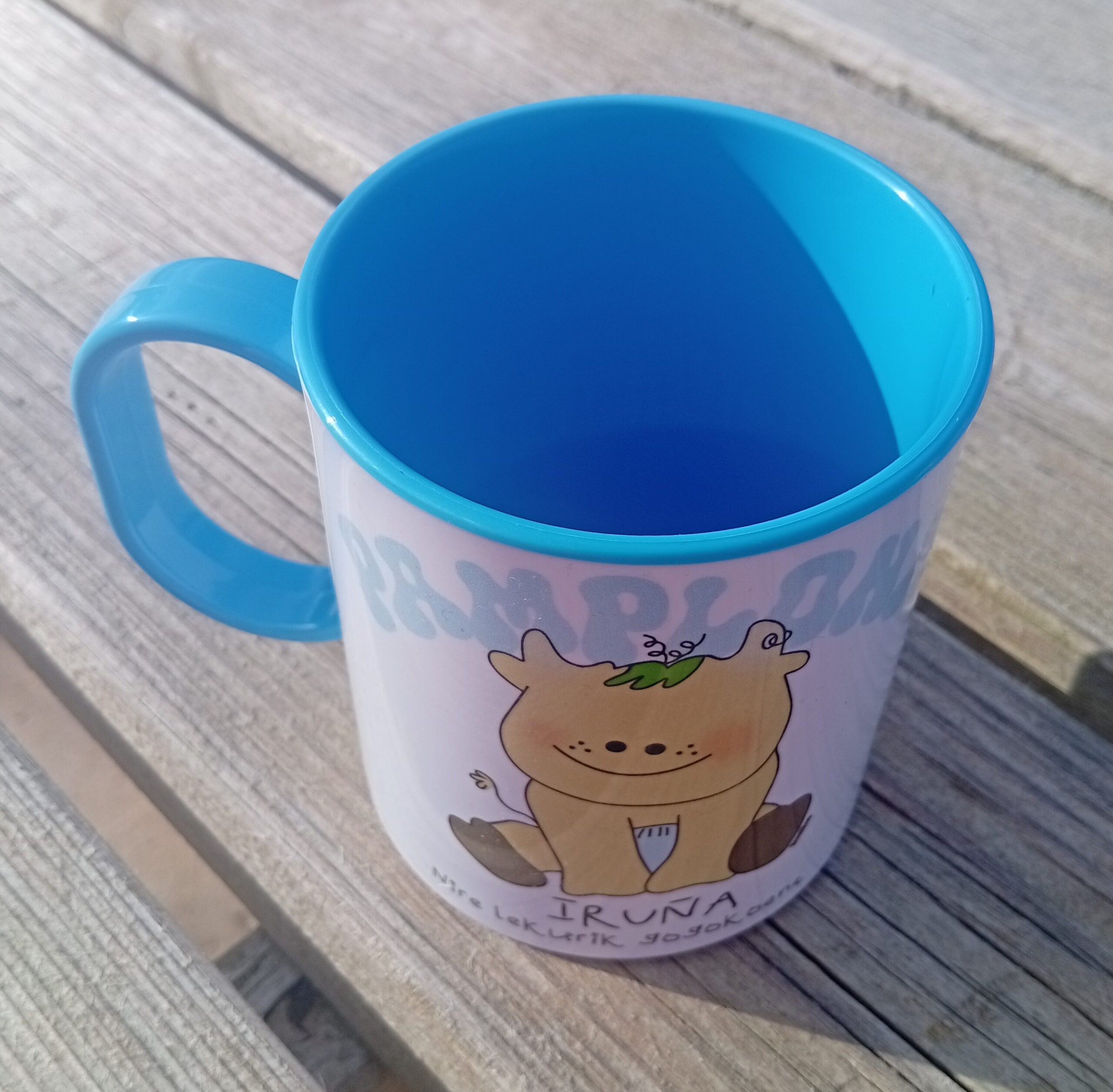 Taza infantil Pamplona mi lugar favorito – Detalle lateral Taza infantil Pamplona mi lugar favorito – Detalle lateral
