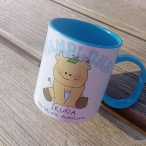 Taza infantil de plástico azul con becerrito y texto “Pamplona, mi lugar favorito / Iruña nire lekurik gogokoena”, diseño exclusivo ButtiBou Pamplona.