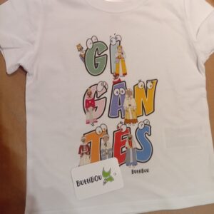 Camiseta infantil blanca con estampado colorido de los Gigantes de Pamplona formando la palabra Gigantes.