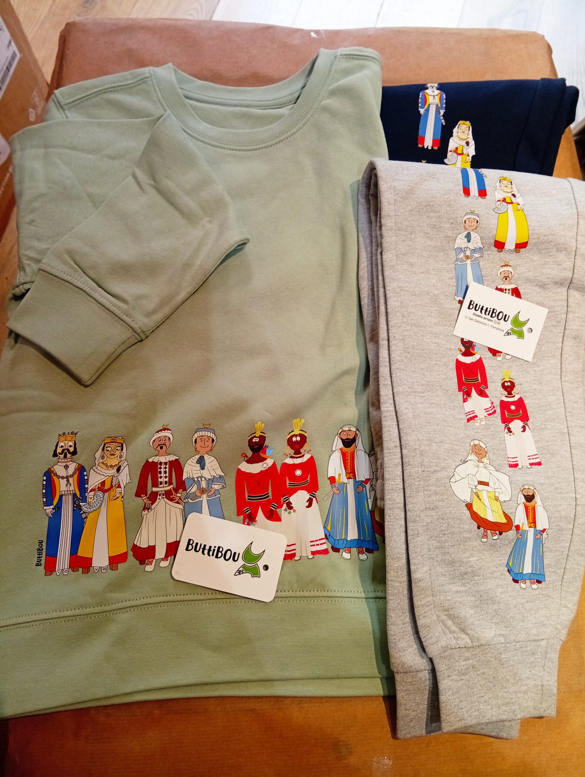 Conjunto infantil ¡ Aupa los Gigantes! de ButtiBou Pamplona, con sudadera y pantalon a juego, estampado con la comparsa de gigantes, ropa divertida, comoda y con tradición navarra para niños, conjubnto perfecto como regalo local o recuerdo de pamplona.