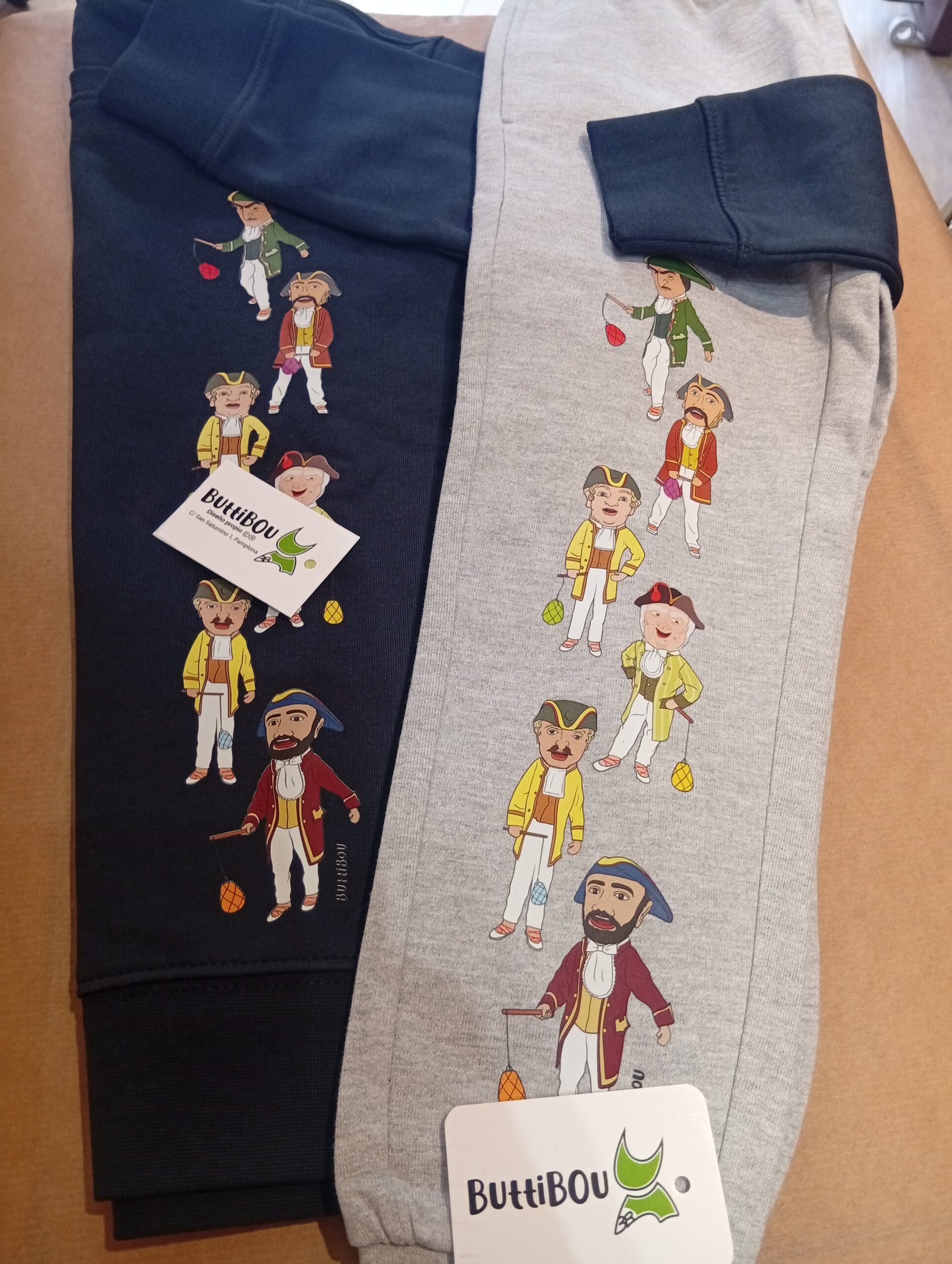 ¡Aupa los Kilikis! Alegría y tradición pamplonica en cada conjunto infantil. Conjunto infantil Kilikis de Pamplona con sudadera y pantalón – ButtiBou Pamplona