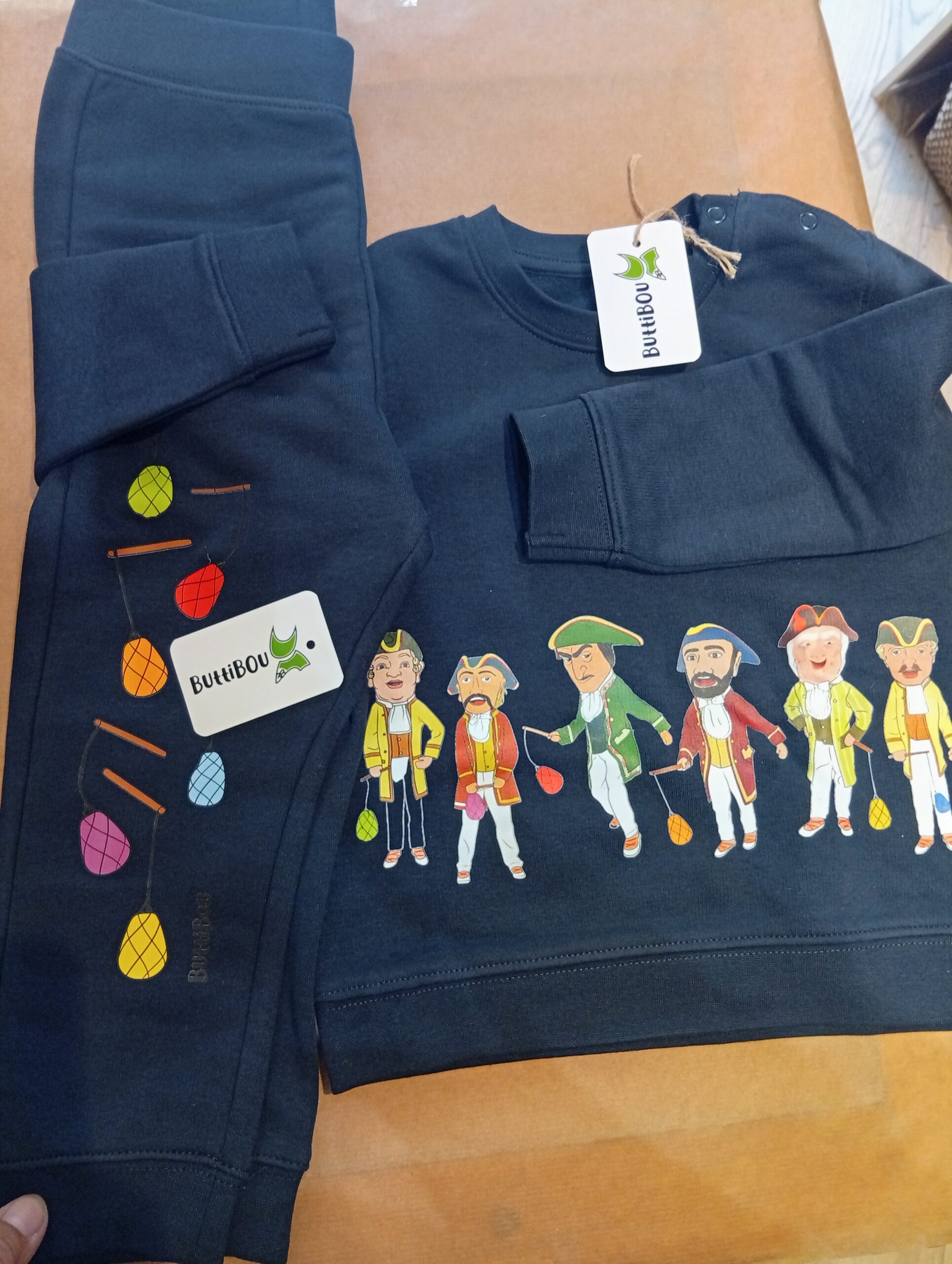 Conjunto infantil Kilikis y Vergas de colores en azul marino, con sudadera y pantalón a juego. Diseño divertido y colorido de ButtiBou Pamplona. Navy blue kids set Kilikis and Vergas de colores with matching sweatshirt and pants. Fun and colorful design by ButtiBou Pamplona Conjunto infantil azul marino Kilikis y Vergas de colores con sudadera y pantalón, diseño divertido y colorido de ButtiBou Pamplona . Navy blue kids set Kilikis and Vergas de colores with sweatshirt and pants, fun and colorful design by ButtiBou Pamplona