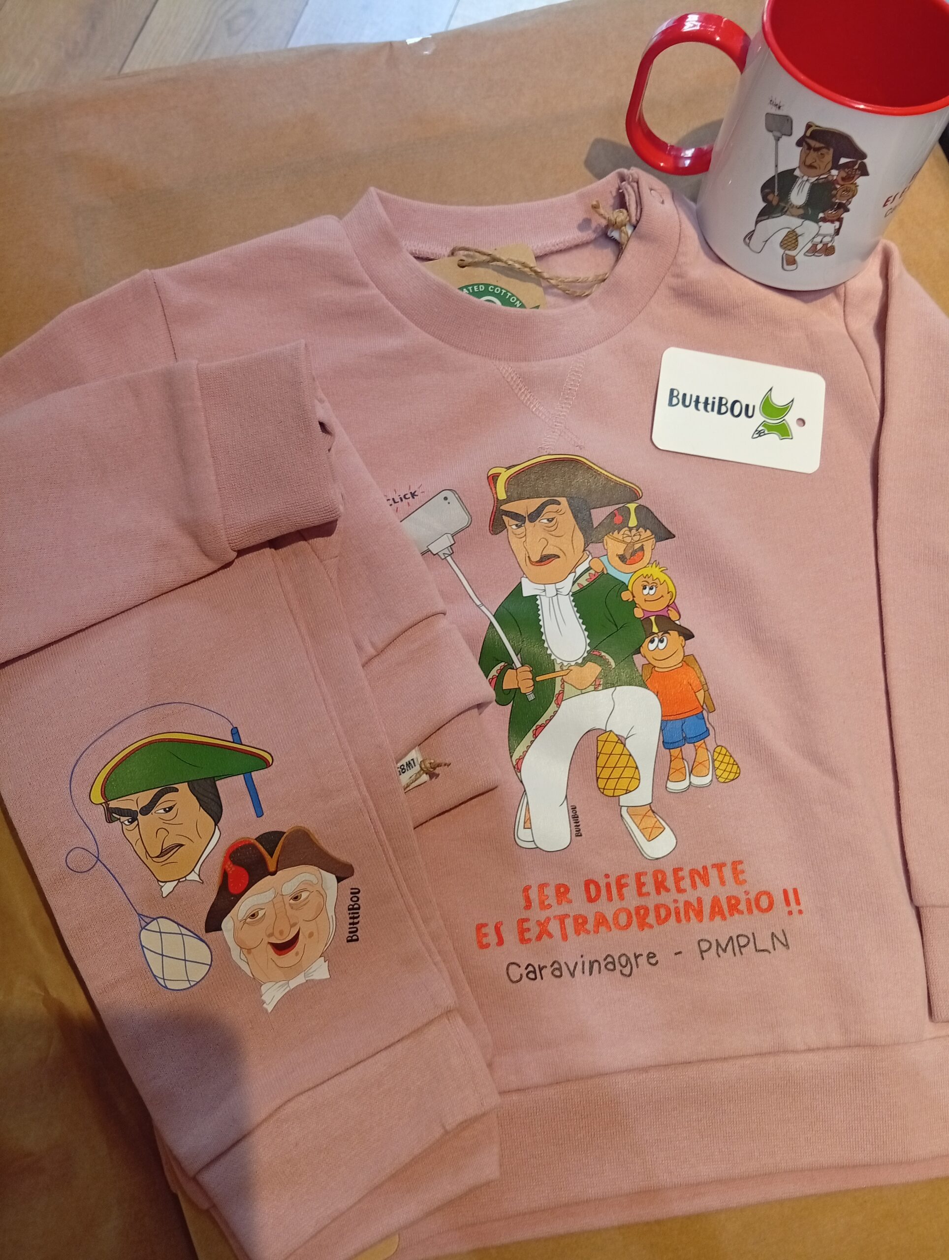 Detalle conjunto infantil Caravinagre – Ser diferente es extraordinario | ButtiBou Pamplona. Detail of Caravinagre Kids Set – Being Different is Extraordinary | ButtiBou Pamplona Detalle conjunto infantil Caravinagre – Ser diferente es extraordinario | ButtiBou Pamplona. Detail of Caravinagre Kids Set – Being Different is Extraordinary | ButtiBou Pamplona