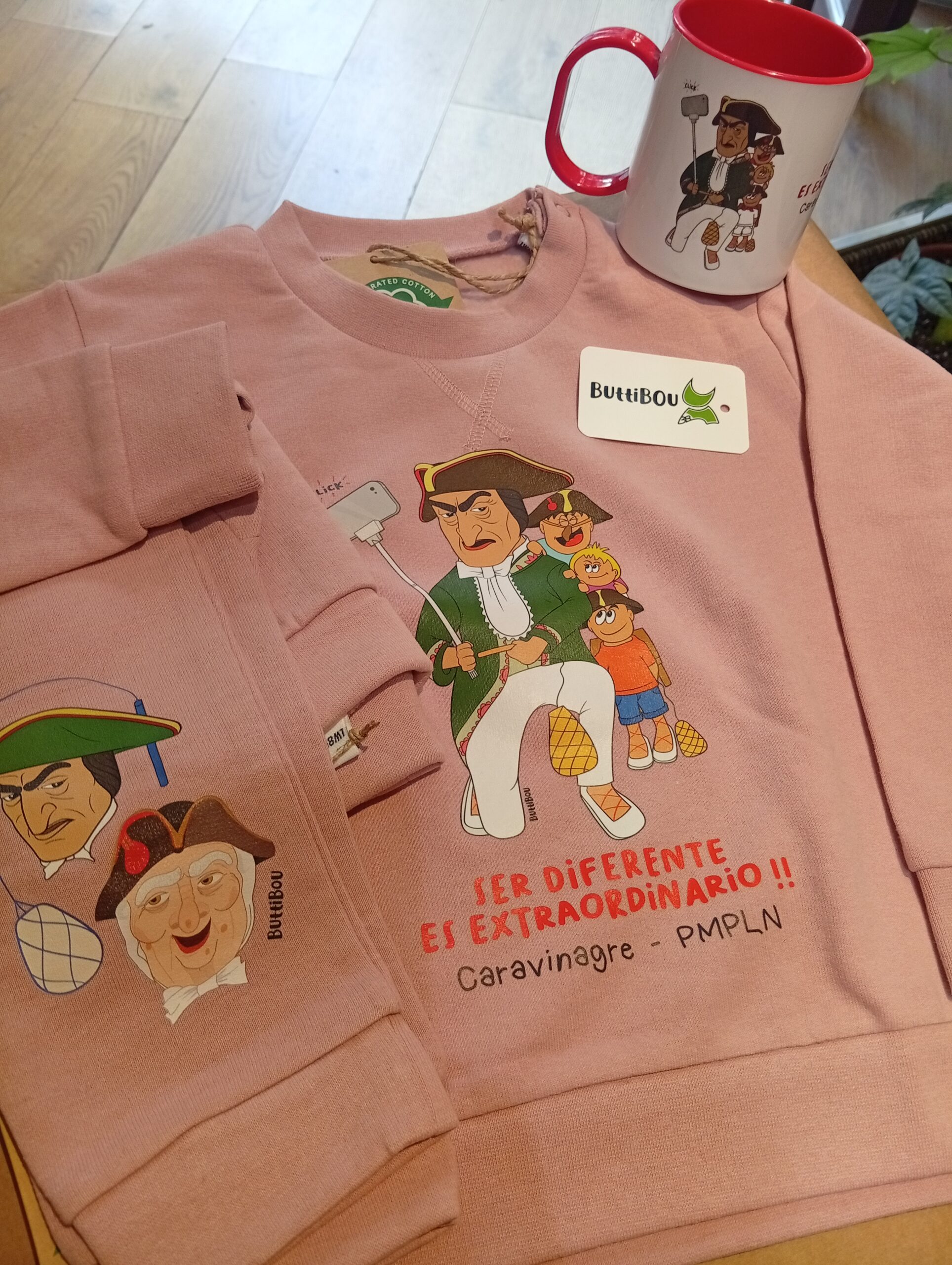 Conjunto Caravinagre rosa, un guiño a la diversidad y la ternura, confeccionado en algodón orgánico.
Pink Caravinagre set — a nod to diversity and sweetness, crafted in organic cotton. Conjunto infantil rosa de algodón orgánico con Caravinagre y la frase “Ser diferente es extraordinario”, diseño exclusivo de ButtiBou Pamplona. Pink organic cotton kids set featuring Caravinagre and the phrase “Being different is extraordinary,” exclusive design by ButtiBou Pamplona.