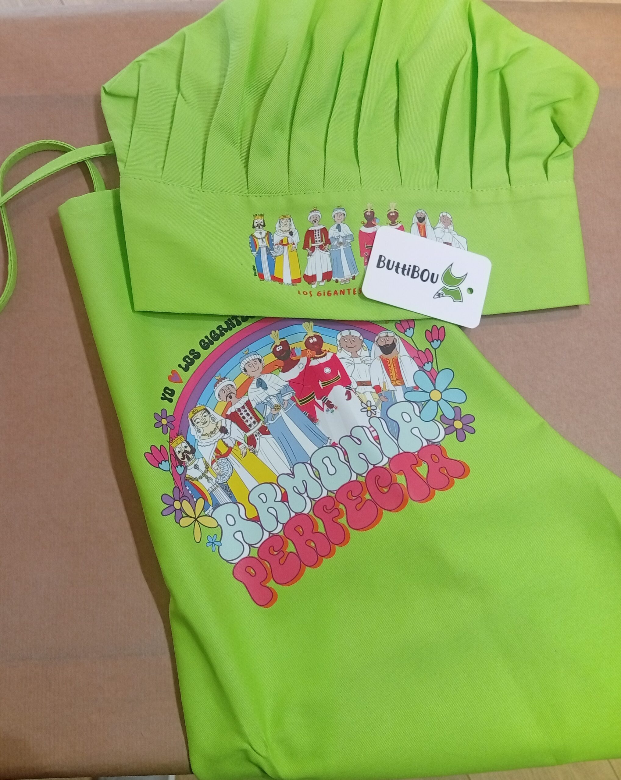 Kit infantil color lima con delantal y gorro chef a juego. Estampación de los Gigantes en el gorro y diseño “Gigantes en Armonía” en el delantal. Lime-colored children’s kit with apron and matching chef hat. Pamplona Giants print on the hat and “Gigantes en Armonía” design on the apron. ChatGPT puede cometer errores. Considera verificar la información importante. Ver preferencias de cookies. Lime children’s kit with apron and chef hat, Pamplona Giants print on hat and “Gigantes en Armonía” design on apron, exclusive ButtiBou.