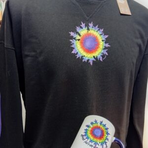 Sudadera oversize con estampación de Eguzkilore cerca del cuello, pintada con los colores del arcoíris del orgullo. Inclusiva, ButtiBou Pamplona. Oversize sweatshirt with Eguzkilore print near the neckline, painted with rainbow Pride colors. Inclusive, ButtiBou Pamplona.