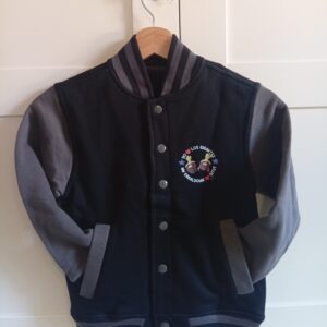 Vista frontal de sudadera High School con estampación “Yo amo los gigantes”, botones a presión, canalé bicolor en cuello y puños y diseño exclusivo de ButtiBou Pamplona. Front view of High School sweatshirt with “I Love the Giants” print, snap buttons, bicolor ribbed collar and cuffs, exclusive ButtiBou Pamplona design.