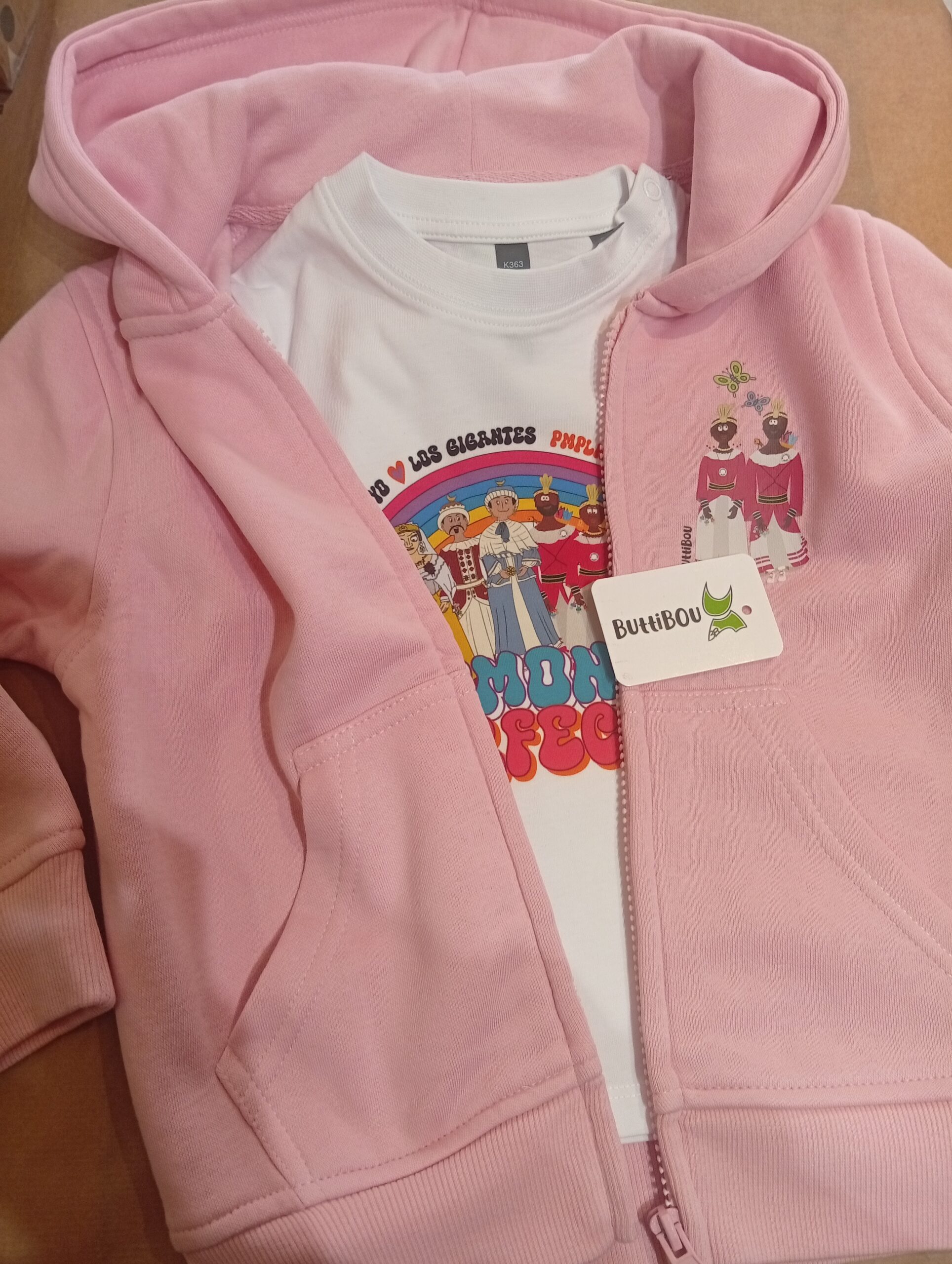 Sudadera “Gigantes en armonía” rosa y camiseta blanca a juego – ButtiBou Pamplona Pink hoodie “Giants in Harmony” and matching white t-shirt – ButtiBou Pamplona Sudadera “Gigantes en armonía” rosa y camiseta blanca a juego – ButtiBou Pamplona Pink hoodie “Giants in Harmony” and matching white t-shirt – ButtiBou Pamplona