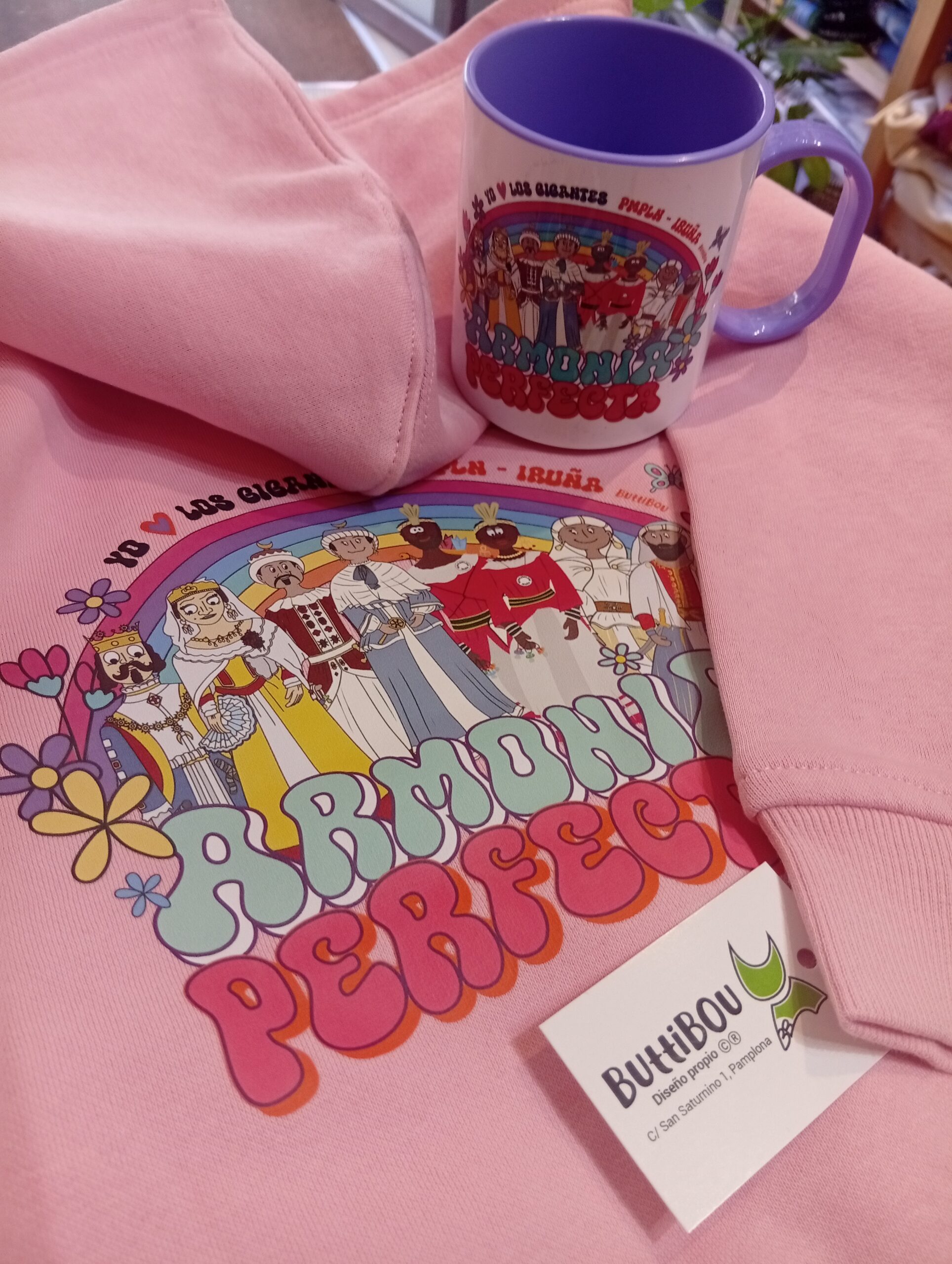 Sudadera infantil “Gigantes en armonía” rosa con taza a juego. Children’s pink hoodie “Giants in Harmony” with matching mug – ButtiBou Pamplona Sudadera infantil “Gigantes en armonía” rosa con taza a juego. Children’s pink hoodie “Giants in Harmony” with matching mug – ButtiBou Pamplona