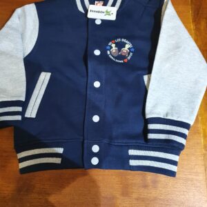Sudadera infantil High School azul marino con mangas grises y estampado “Yo amo los Gigantes”, diseño exclusivo ButtiBou Pamplona inspirado en los Gigantes de Pamplona. Kids High School sweatshirt, navy blue with gray sleeves, “I love the Giants” print, exclusive ButtiBou Pamplona design inspired by the Giants of Pamplona.