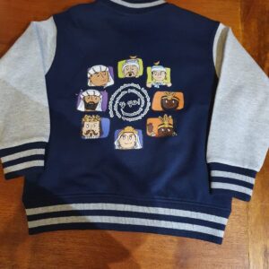 Sudadera infantil tipo High School con mangas grises y cuerpo azul marino, estampado con los Gigantes de Pamplona y la frase “Yo amo los Gigantes”. Kids High School sweatshirt with gray sleeves and navy body, printed with the Giants of Pamplona and the phrase “I love the Giants.”