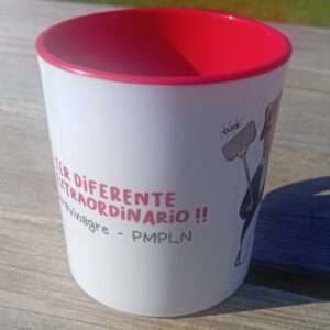 Taza infantil de plástico con el kiliki Caravinagre y la frase “Ser diferente es extraordinario”. Diseño ButtiBou Pamplona que transmite alegría y aceptación. Children’s mug with Caravinagre and the phrase “Being different is extraordinary.” ButtiBou Pamplona design celebrating joy and individuality.