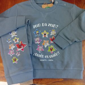 Conjunto infantil azul con los Gigantes de Pamplona dentro de estrellas, de algodón orgánico, ButtiBou Pamplona. Blue kids’ outfit with Pamplona Giants inside stars, made of organic cotton, ButtiBou Pamplona