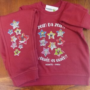 Conjunto infantil color teja con los Gigantes de Pamplona dentro de estrellas, en algodón orgánico, ButtiBou Pamplona. Terracotta kids’ outfit with Pamplona Giants inside stars, made of organic cotton, ButtiBou Pamplona