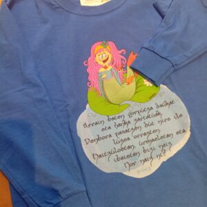 Sudadera infantil orgánica azul con diseño de lamia (criatura mitológica vasca) y adivinanza en euskera, diseño exclusivo de ButtiBou Pamplona. Blue organic kids sweatshirt with lamia design (Basque mythological creature) and Basque riddle, exclusive design by ButtiBou Pamplona.