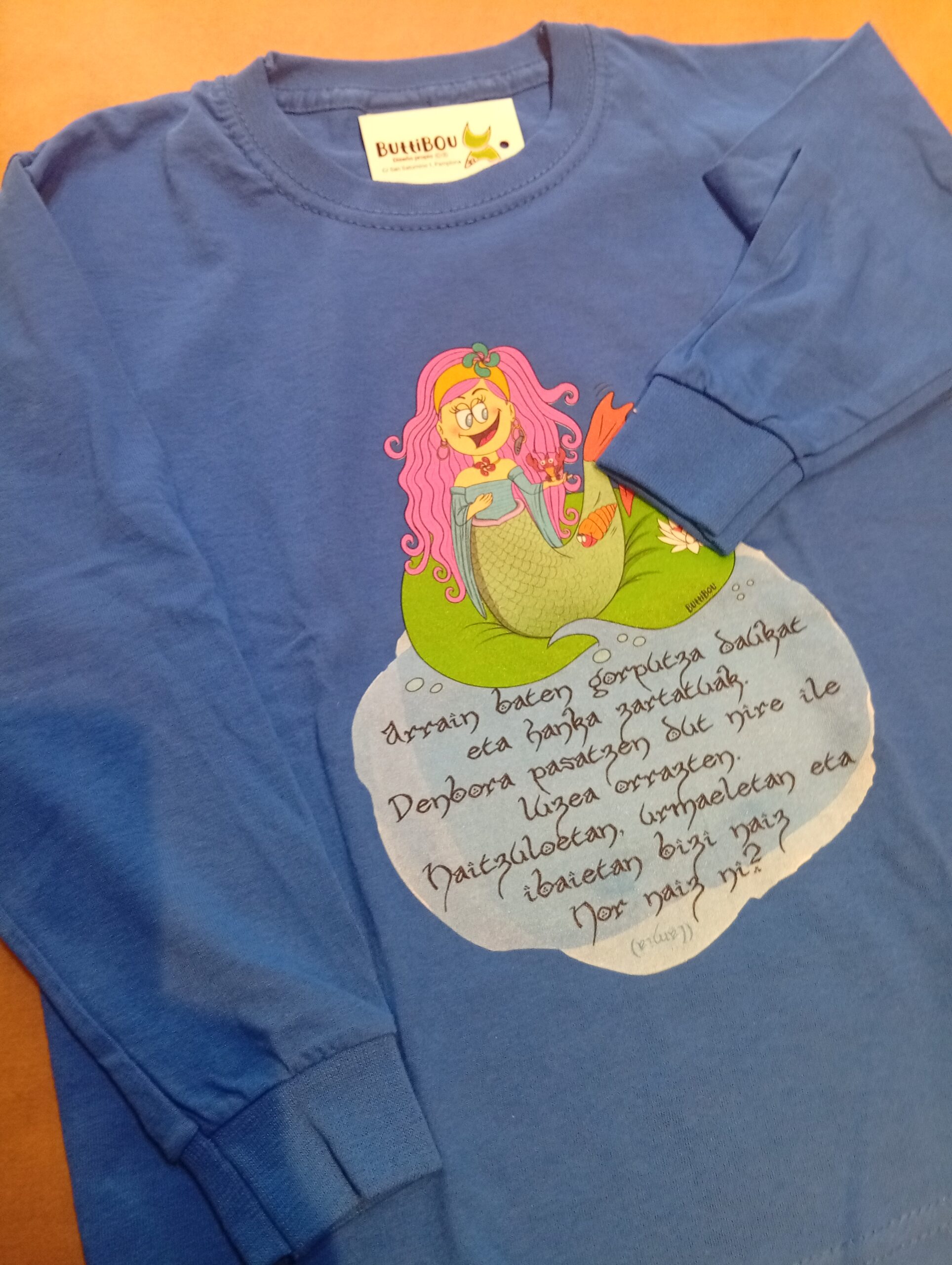 Sudadera infantil orgánica Lamia — diseño mitológico vasco. Lamia organic kids sweatshirt — Basque mythological design Sudadera infantil orgánica Lamia — diseño mitológico vasco. Lamia organic kids sweatshirt — Basque mythological design