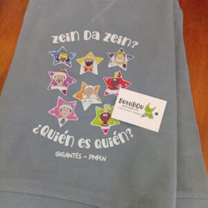 Sudadera infantil azul con diseño de los Gigantes de Pamplona dentro de estrellas Blue kids’ sweatshirt featuring the Giants of Pamplona inside stars