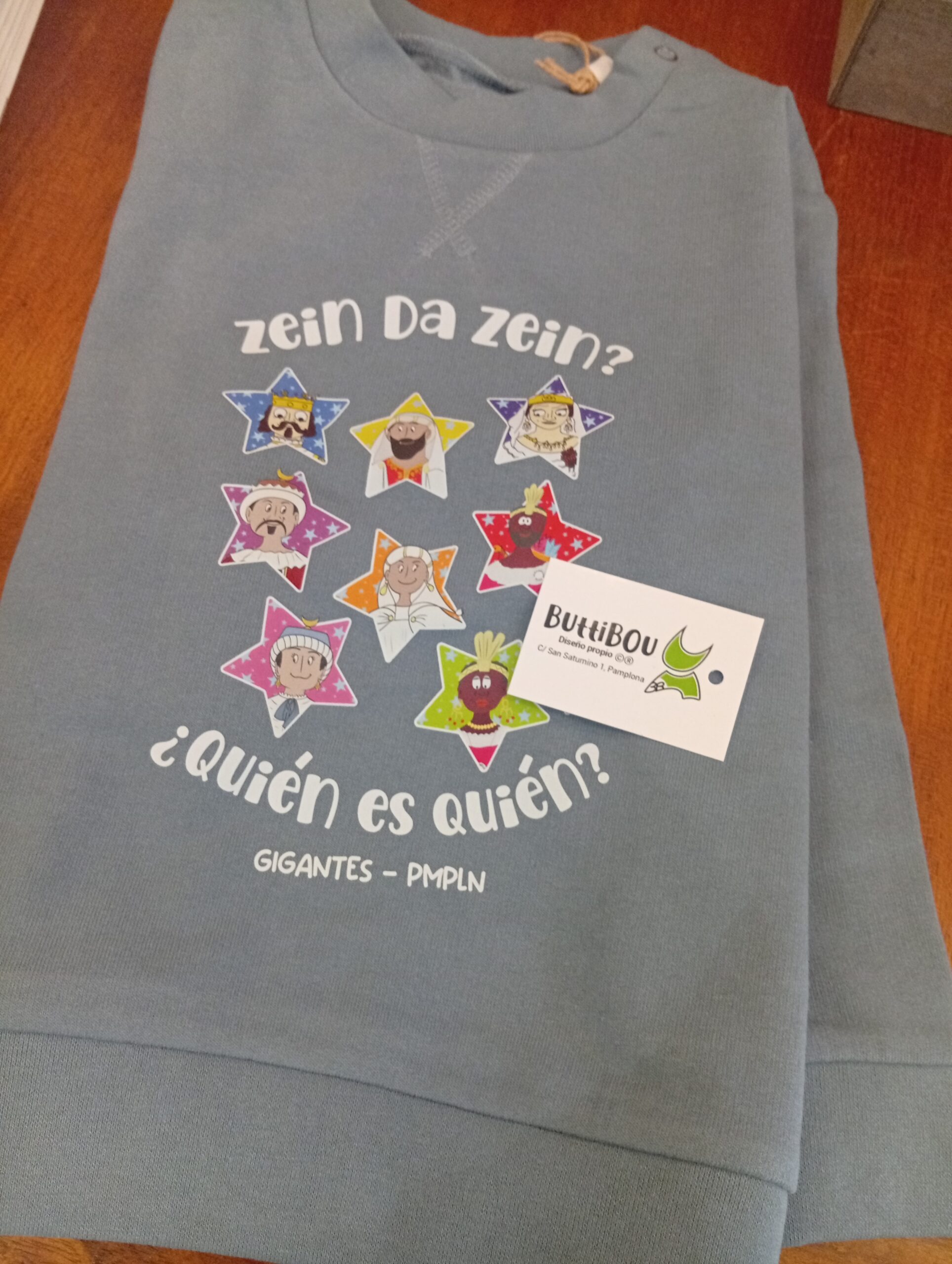 Sudadera infantil azul Gigantes de Pamplona – Estrellas y tradición navarra Kids’ blue sweatshirt Giants of Pamplona – Stars and Navarre tradition Sudadera infantil azul Gigantes de Pamplona – Estrellas y tradición navarra Kids’ blue sweatshirt Giants of Pamplona – Stars and Navarre tradition