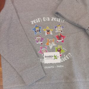 Sudadera infantil gris con estampado de los Gigantes de Pamplona dentro de estrellas, diseño exclusivo de ButtiBou Pamplona en algodón orgánico .Gray kids’ sweatshirt with Pamplona Giants printed inside stars, exclusive ButtiBou Pamplona organic cotton design