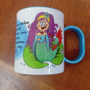 Taza Lamia Txikia ButtiBou Pamplona con diseño inspirado en la mitología vasca, ideal para niños. Lamia Txikia Mug ButtiBou Pamplona inspired by Basque mythology, perfect for kids.