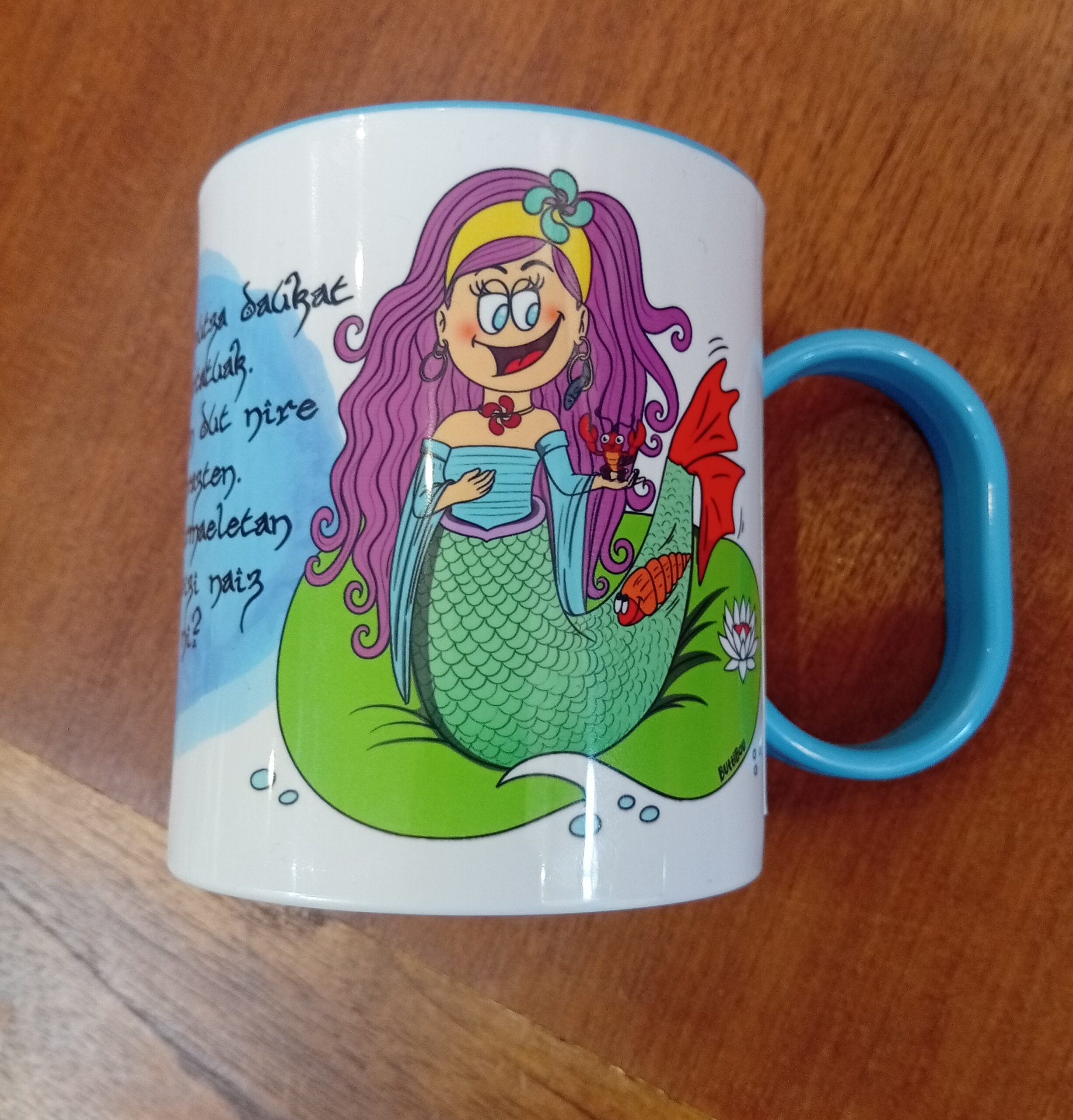 An enchanted mug for little dreamers. Inspired by the Lamia from Basque mythology, this original ButtiBou Pamplona design invites you to discover the magic of forests and legends.Una taza encantada para pequeños soñadores. Inspirada en la Lamia de la mitología vasca, este diseño original de ButtiBou Pamplona invita a descubrir la magia de los bosques y las leyendas. Taza Lamia Txikia ButtiBou Pamplona con diseño inspirado en la mitología vasca, ideal para niños. Lamia Txikia Mug ButtiBou Pamplona inspired by Basque mythology, perfect for kids.